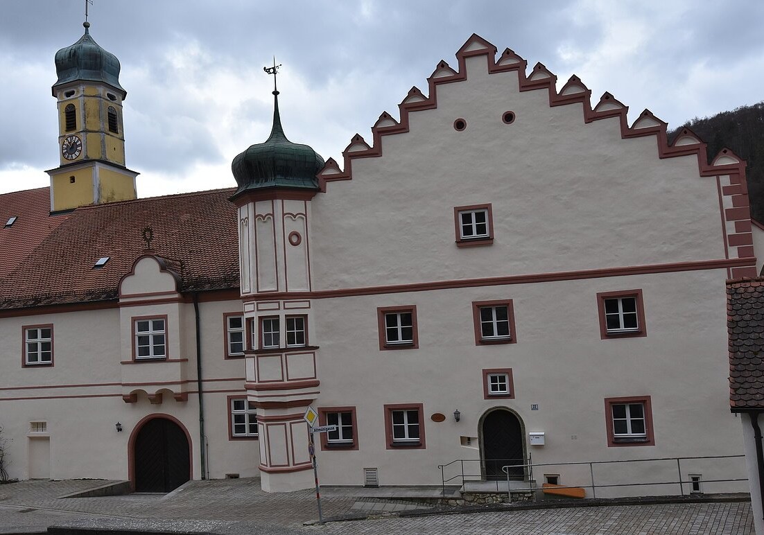 Zu sehen ist die historische Hausfassade des Pfarrhofes in Essing. Heute ist darin ein neuen Museum.