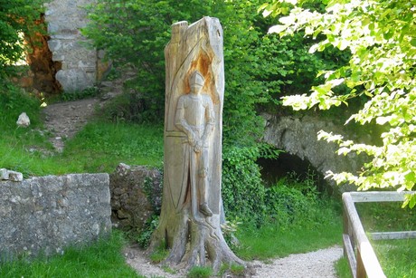 In Burgruine Randeck steht eine Ritterfigur, die in einen Baum geschnitzt wurde.