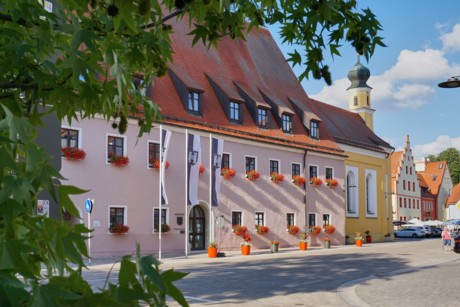 Der Stadtplatz in Neustadt a.d.Donau ist geprägt vom markanten rosa Rathaus und der Stadtpfarrkirche.