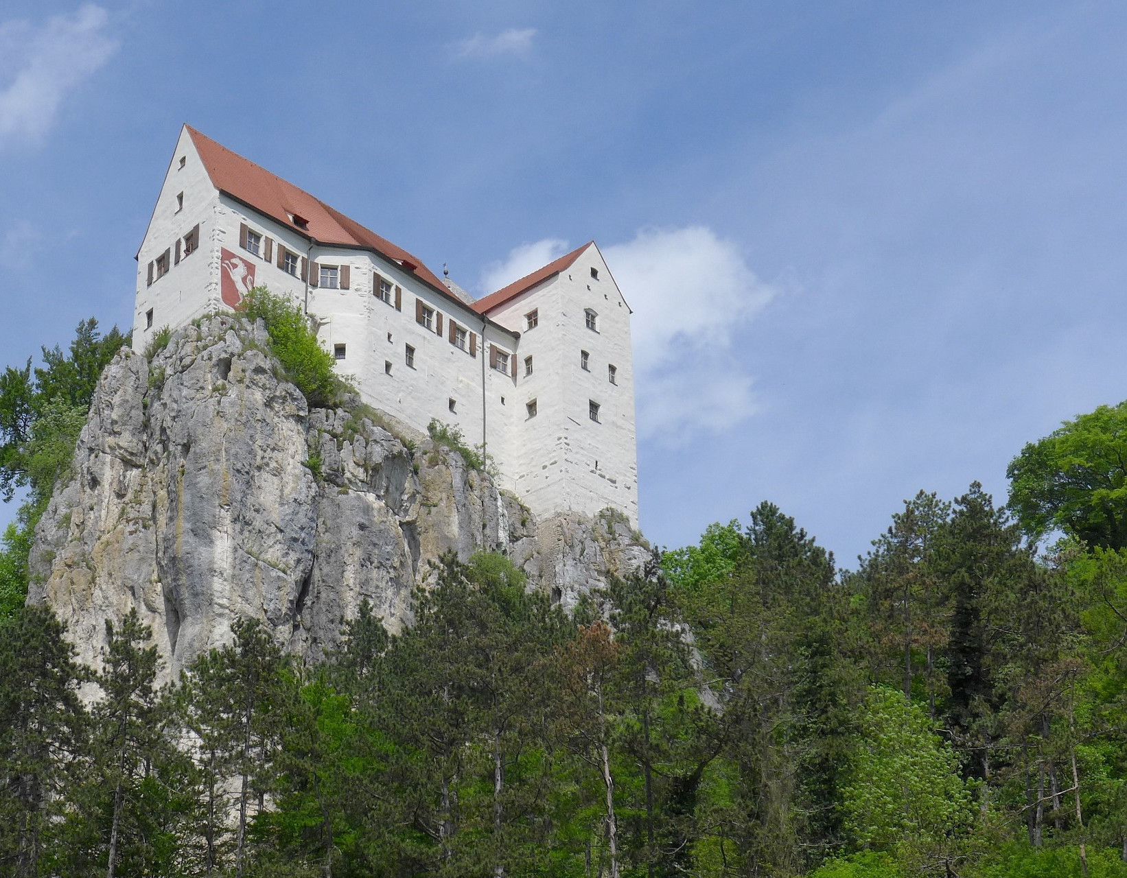 Burg Prunn bei Riedenburg thront hoch auf einem Felsen über dem Altmühltal. 