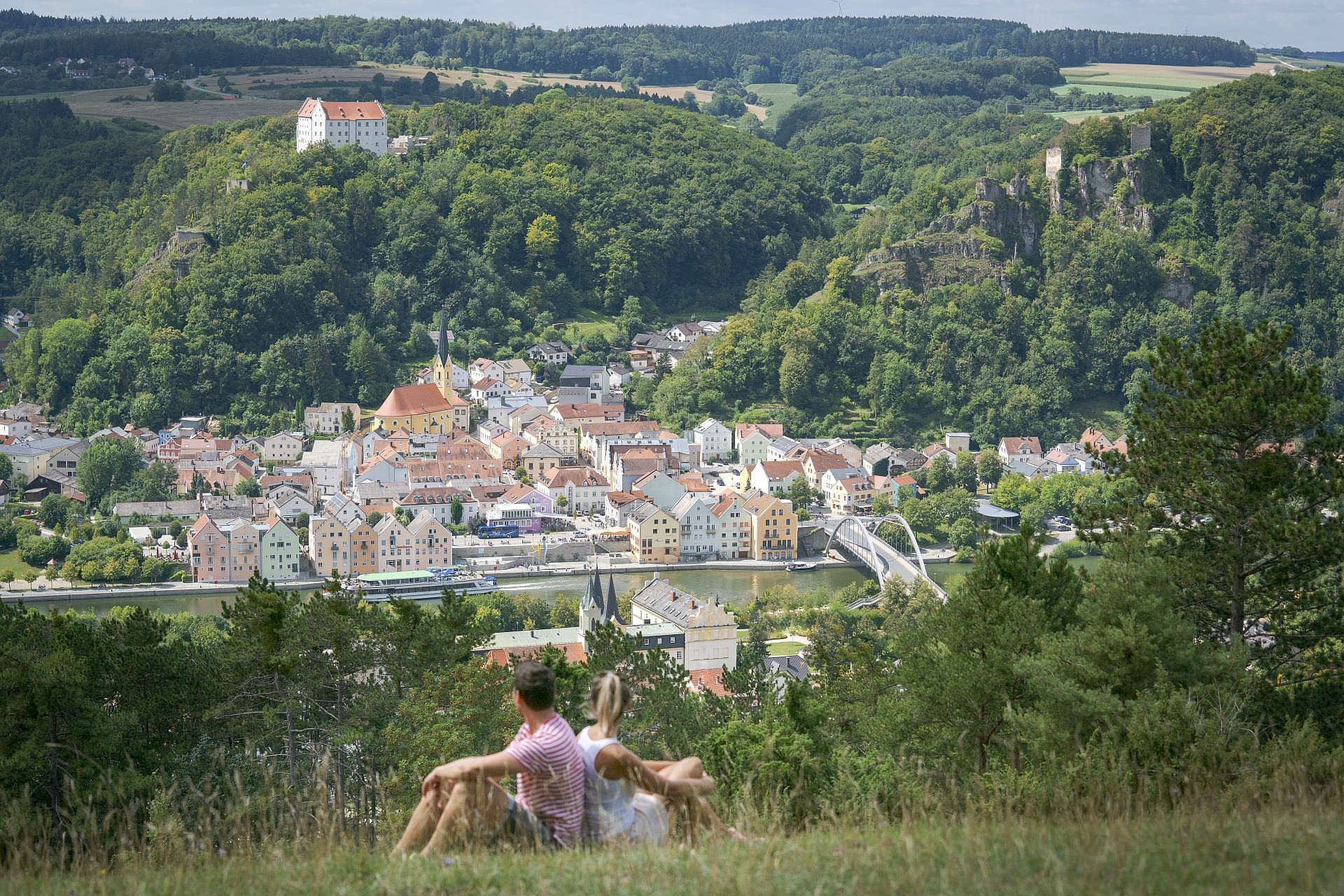 Blick auf die Stadt Riedenburg, Schloss Rosenburg, Burgruinen Rabenstein und Tachenstein sowie den Main-Donau-Kanal