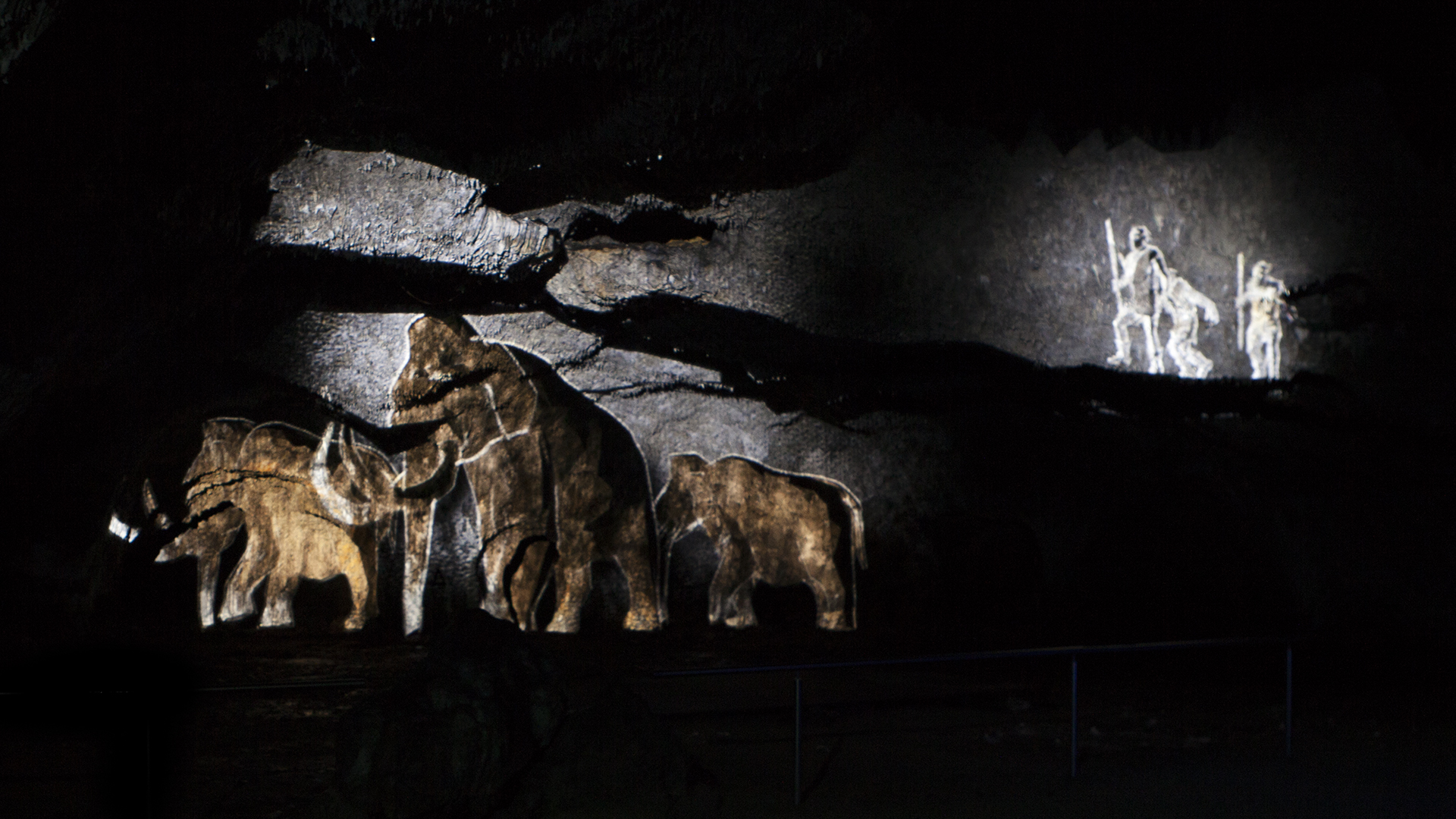 Auf die Höhlenwand in der Tropfsteinhöhle Schulerloch werden gezeichnete und animierte Mammut projiziertes 