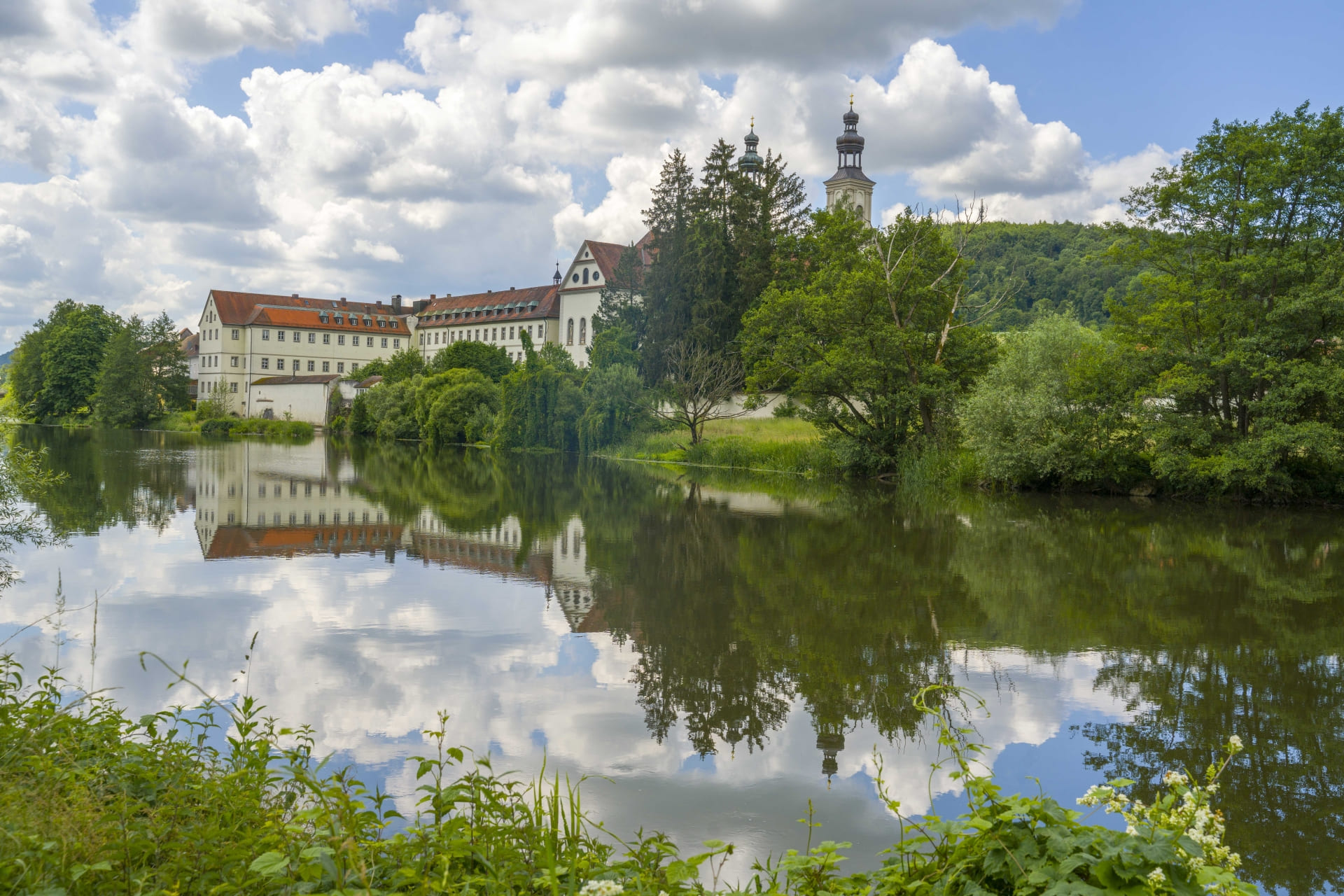 Kloster Pielenhofen liegt am Fluss Naab.