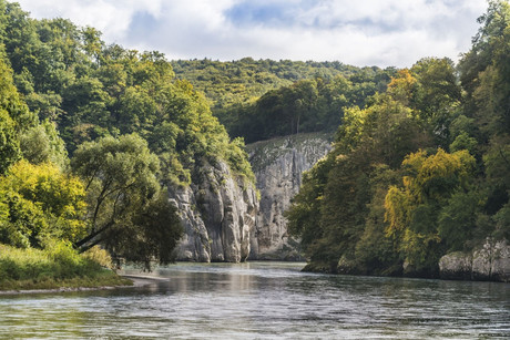 Naturschutzgebiet Weltenburger Enge - Durch die mit Bäumen und Pflanzen bewachsene Felsenlandschaft fließt die Donau.