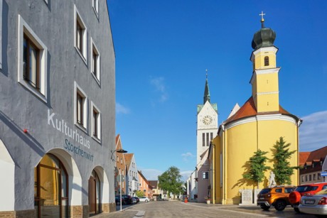 Das Kulturhaus Storchenwirt und die Stadtpfarrkirche rahmen den Stadtplatz Neustadt malerisch ein.