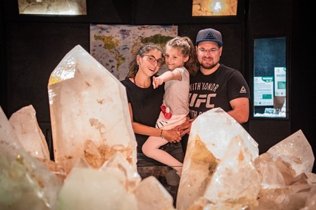 Familie mit Kind betrachtet im Kristallmuseum Riedenburg die größte Bergkristallgruppe der Welt.