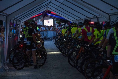 Die Radfahrer warten in einem Zelt auf den Beginn des Radrennens.