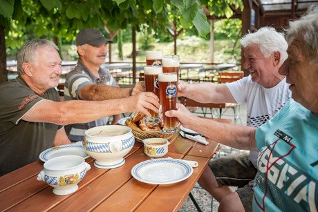 Verbringen Sie gesellige Stunden im Fuchsgarten Riedenburg mit einem typisch bayerischen Weißwurst-Essen oder Brotzeiten.