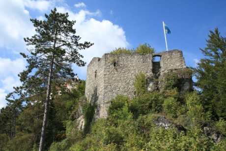 Die Burgruine Rabenstein mit Fahne