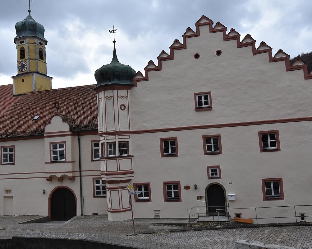 Zu sehen ist die historische Hausfassade des Pfarrhofes in Essing. Heute ist darin ein neuen Museum.