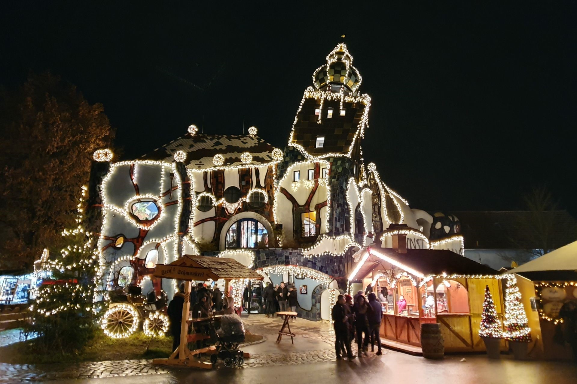 Das KunstHausAbensberg der Weissbierbrauerei Kuchlbauer ist bei Kuchlbauers Turmweihnacht hell erleuchtet durch Weihnachtsschmuck. Zahlreiche Buden um das Museum herum laden ein zum Stöbern und Schmankerl probieren.