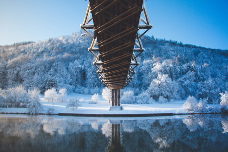 Winterlandschaft mit der Holzbrücke Tatzlwurm in Essing im Altmühltal