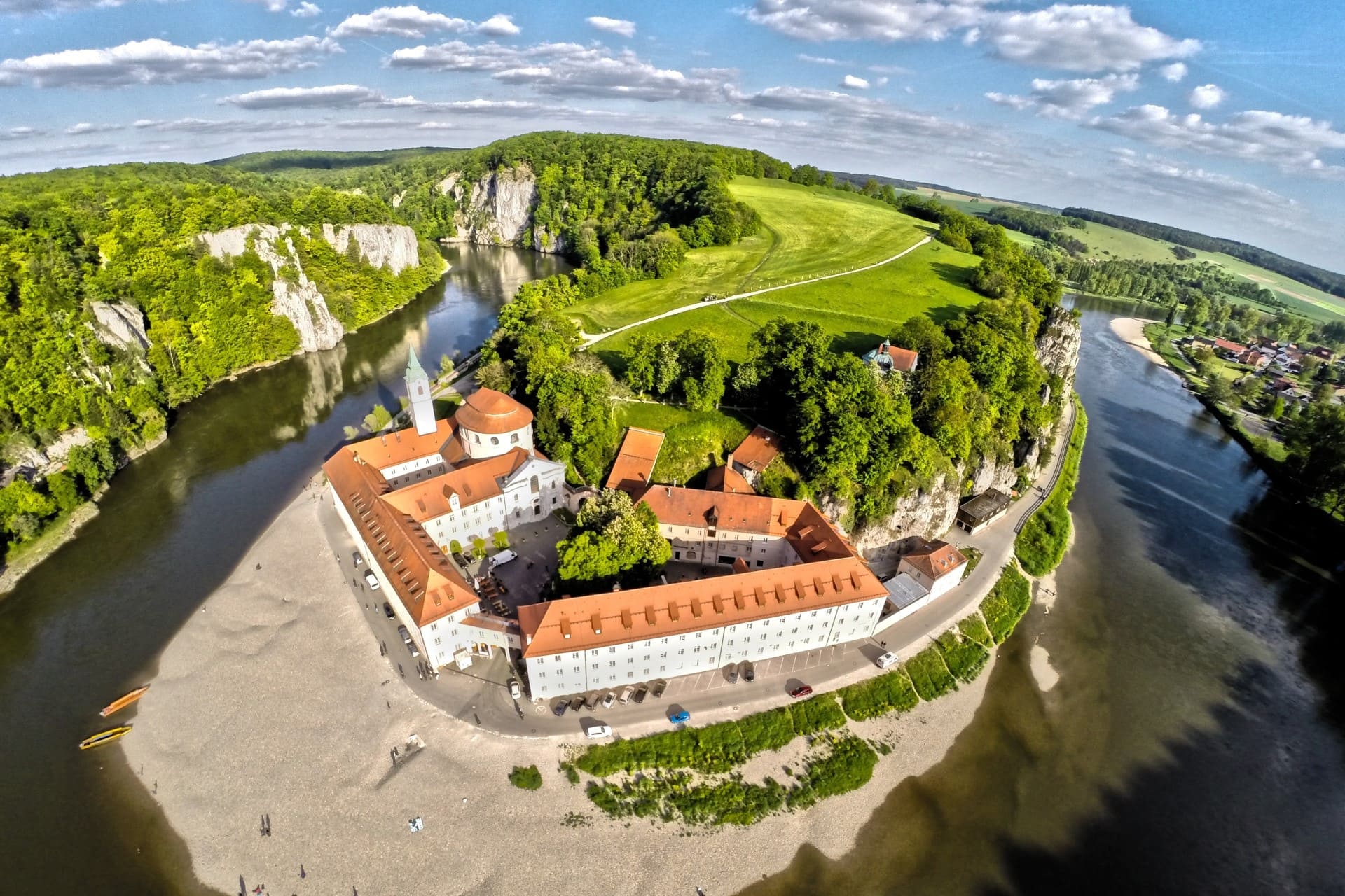 Kloster Weltenburg liegt an der Donau bei Kelheim am Donaudurchbruch.
