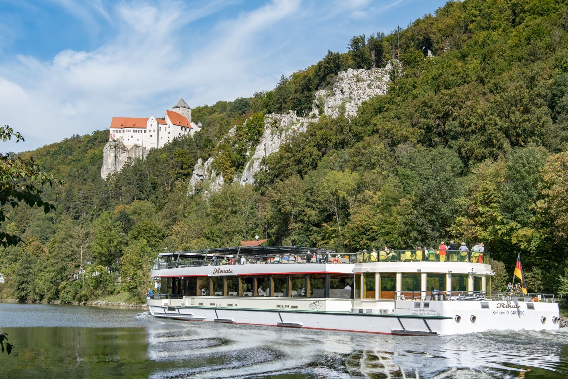 Schifffahrt auf dem Main-Donau-Kanal von Kelheim nach Riedenburg, bei der Sie auch an der Burg Prunn vorbeifahren.