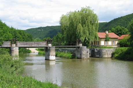 Ludwig-Donau-Main-Kanal in Deising bei Riedenburg. Hier sieht man die Schleuse Nr. 11 und rechts das ehemalige Schleusenwärterhäuschen.