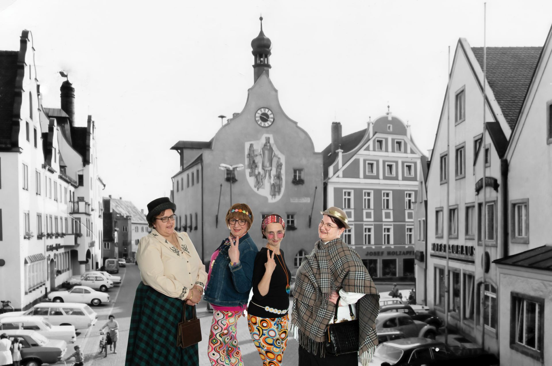 Ein Fotocollage zeigt zwei Frauen in Mode der 70iger Jahre gekleidet. Im Hintergrund ist eine schwarz-weiß-Aufnahme der Stadt Abensberg.