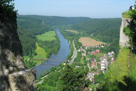 Von der Burgruine Randeck in Essing hat man einen weiten Blick ins Altmühltal. Links der Wald, rechts Häuser und Wald und dazwischen der Main-Donau-Kanal und die Holzbrücke Tatzlwurm.