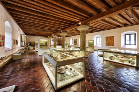 Ausstellungsvitrinen im Archäologischen Museum Kelheim, in den Fundstücke zu sehen sind, die von der Zeit der Neandertaler, über die Kelten bis zur Stadterhebung Kelheims reichen.