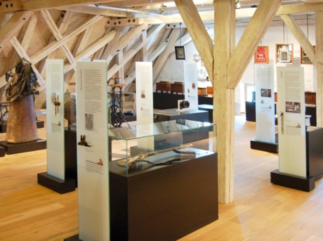 Zu sehen ist ein Ausstellungsraum des Stadtmuseums Abensberg.
