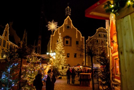 Der Abensberger Stadtplatz erstrahlt am Niklasmarkt mit zahlreichen Lichtern. Zahlreiche Menschen genießen an den Ständen Glühwein und weihnachtliche Schmankerl.