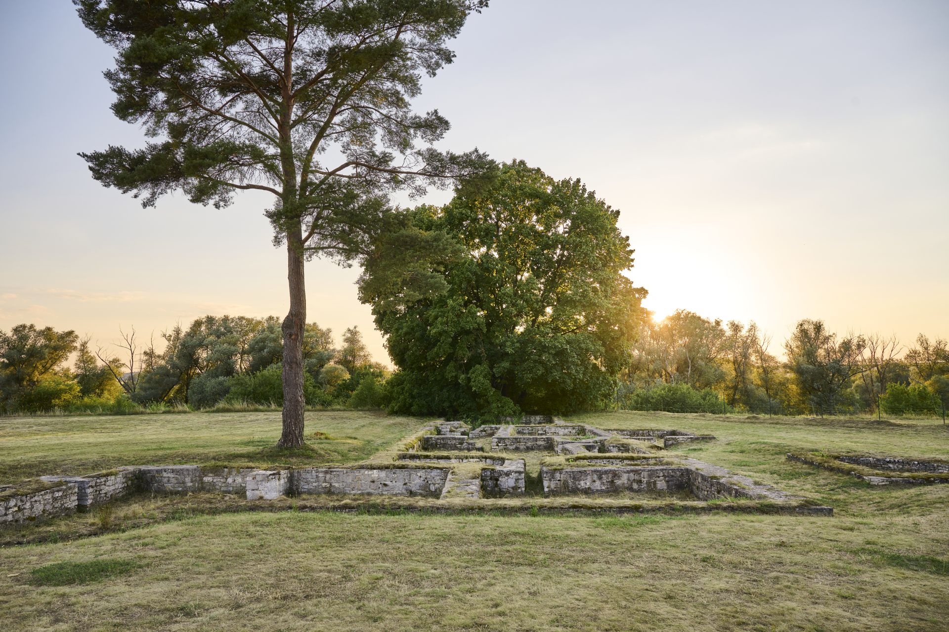 Im Römerkastell Abusina in Eining sind die Mauerreste der alten römischen Anlage klar zu sehen.