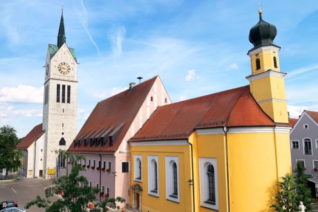 Die Türme von zwei Kirchen ragen über dem Stadtplatz von Neustadt a.d.Donau auf und rahmen malerisch das Rathaus ein.