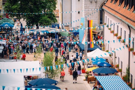 Beim Neustädter Stadtfest herrscht auf dem Stadtplatz von Neustadt reger Trubel.
