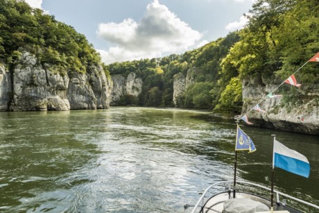 Schroffe Felsen rahmen das Bild links und rechts ein, dazwischen bahnt sich die Donau ihren Weg durch den Donaudurchbruch hindurch.