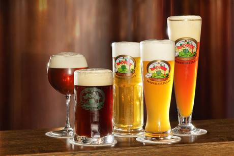 Es sind die fünf Biersorten - von hell bis dunkel - des Stanglbräus in den jeweils speziellen Gläsern zu sehen.