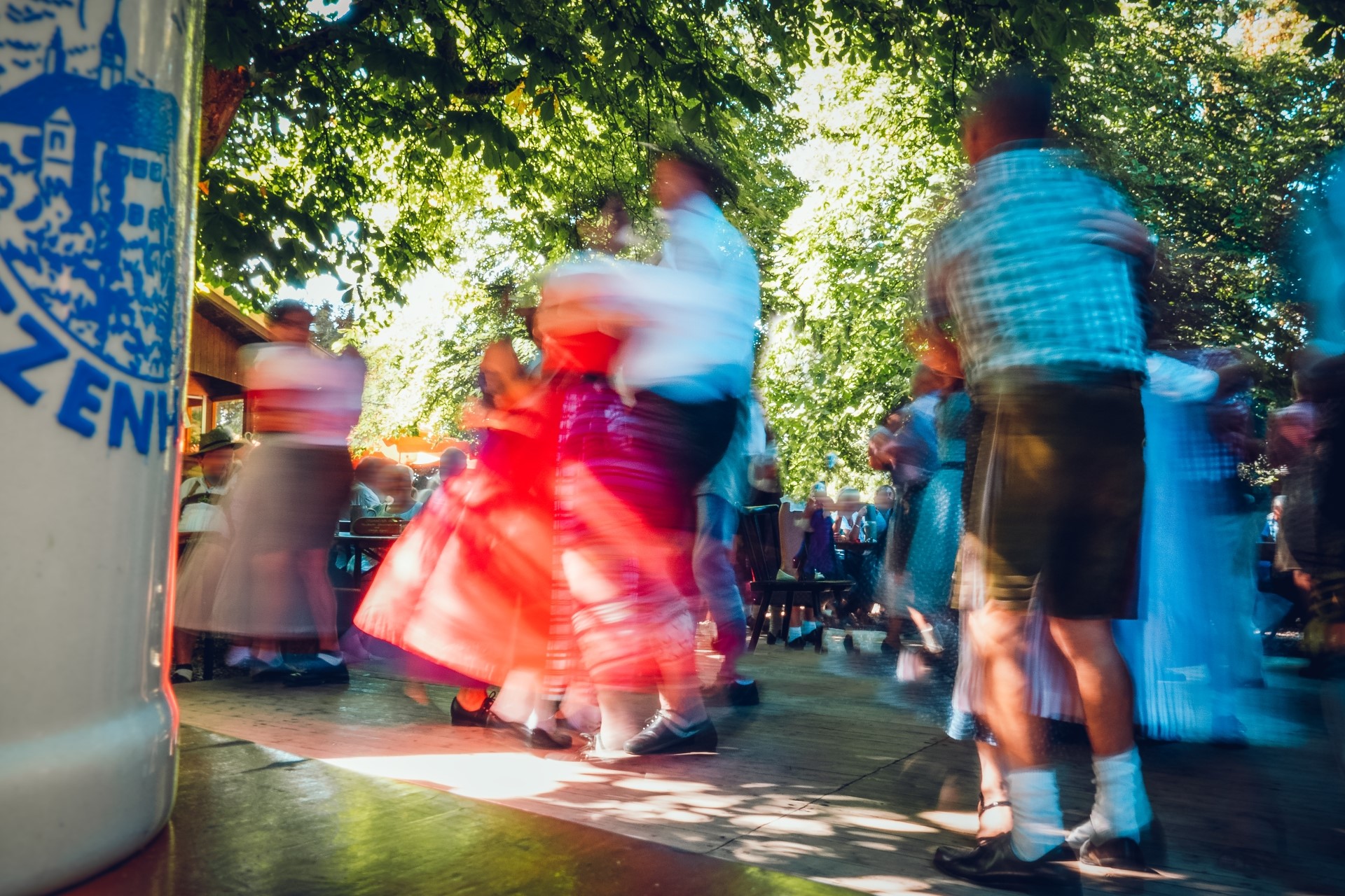 Menschen tanzen in bayerischer Tracht.