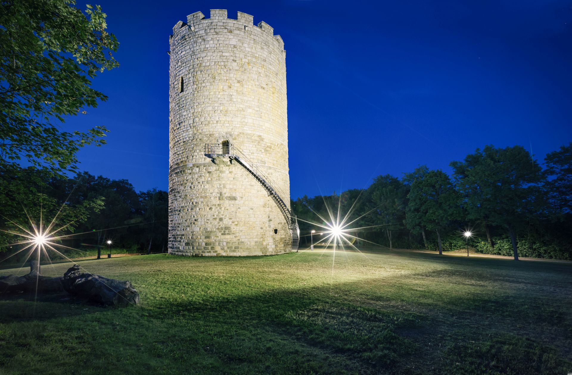 Der mittelalterliche Heinrichsturm ist bei Nacht stimmungsvoll beleuchtet.