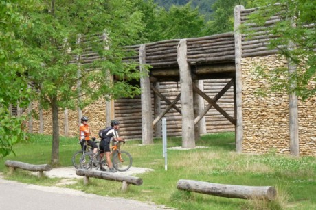 Das Keltentor in Kelheim wurde aus Holz und Steinen nachgebaut. Es ist Teil des Archäologieparks Altmühltal.