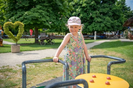 Das Kinder-Karussell im Fuchsgarten Riedenburg sorgt für turbulenten Spaß bei kleinen Gästen.