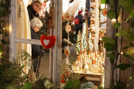Kleine Geschenke und Deko-Artikel erwarten Sie auf dem Kunsthandwerker-Markt auf Kuchlbauers Turmweihnacht.
