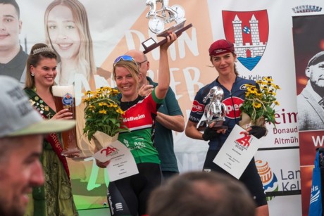 Zwei Radrennfahrerinnen freuen sich über ihren Sieg beim 24-Stunden-Rennen.