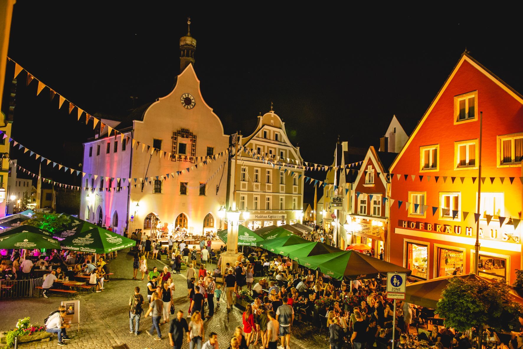 Der Stadtplatz von Abensberg mit seinen vielen Cafés und Restaurants am Abend.