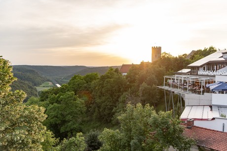 Das Bild zeigt den herrlichen Ausblick über das Altmühltal von der Terrasse des Gasthofes Ritterschänke aus.