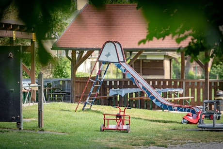 Die Spielplatz im Fuchsgarten verfügt über eine Rutsche, Schaukeln, ein Kinderkarussell und mehr.