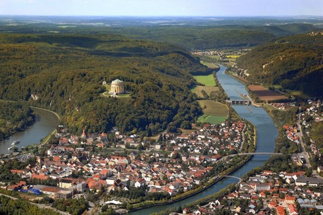 Blick auf Kelheim - Links die Donau, in der Mitte die Altstadt von Kelheim und die Befreiungshalle auf dem Michelsberg und rechts der Main-Donau-Kanal
