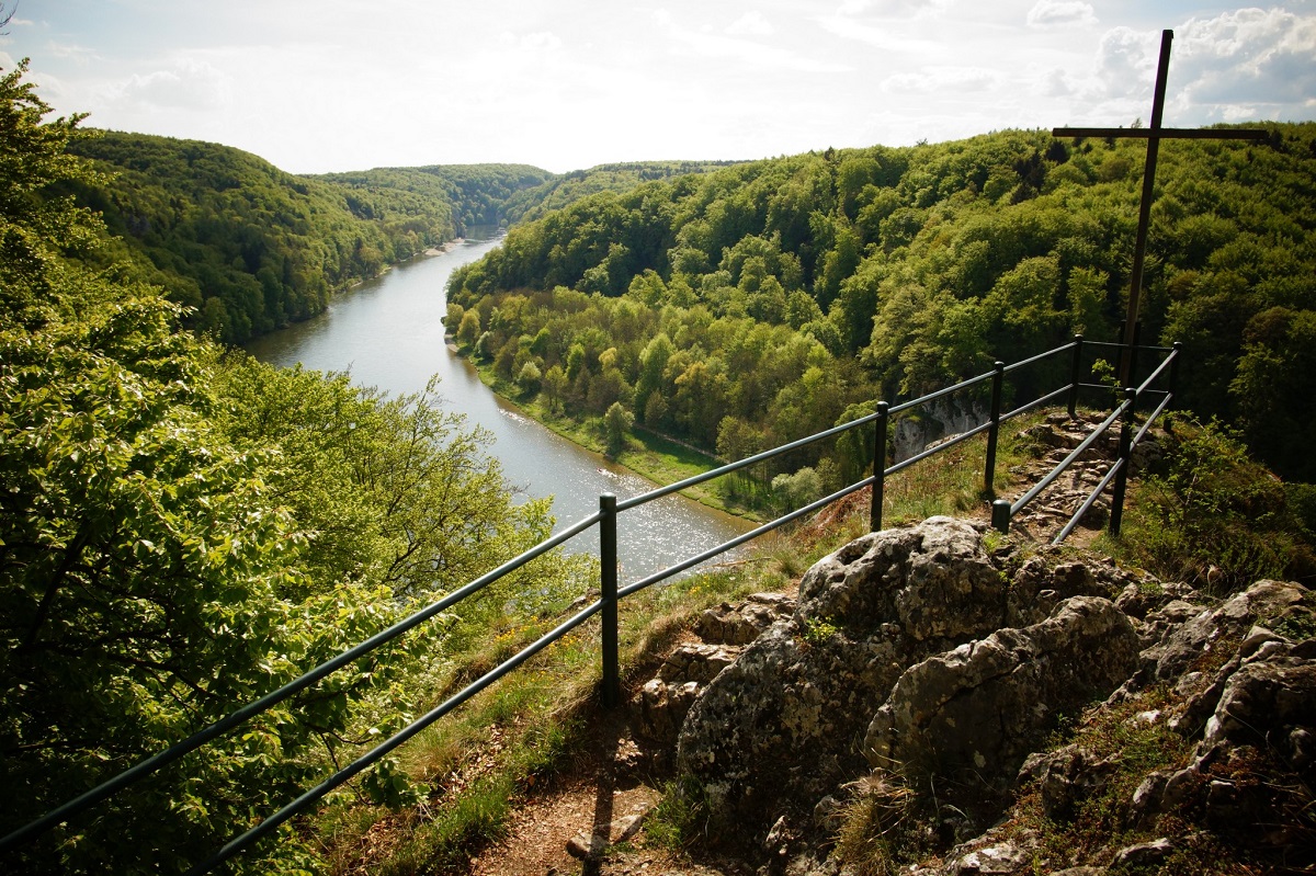 Aussichtspunkt Wieser Kreuz - unten fließt die Donau und links und rechts sieht man den Wald vom Naturschutzgebiet Weltenburger Enge 