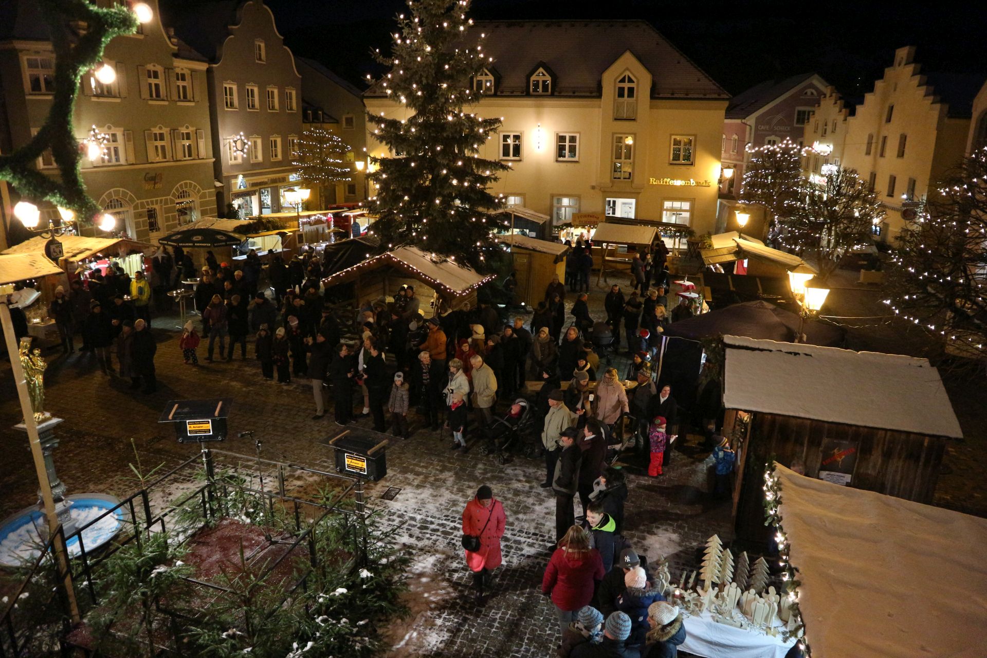 Auf dem Riedenburger Christkindlmarkt sammeln sich die Besucher auf dem Marktplatz zwischen weihnachtlich dekorierten Buden und Ständen.