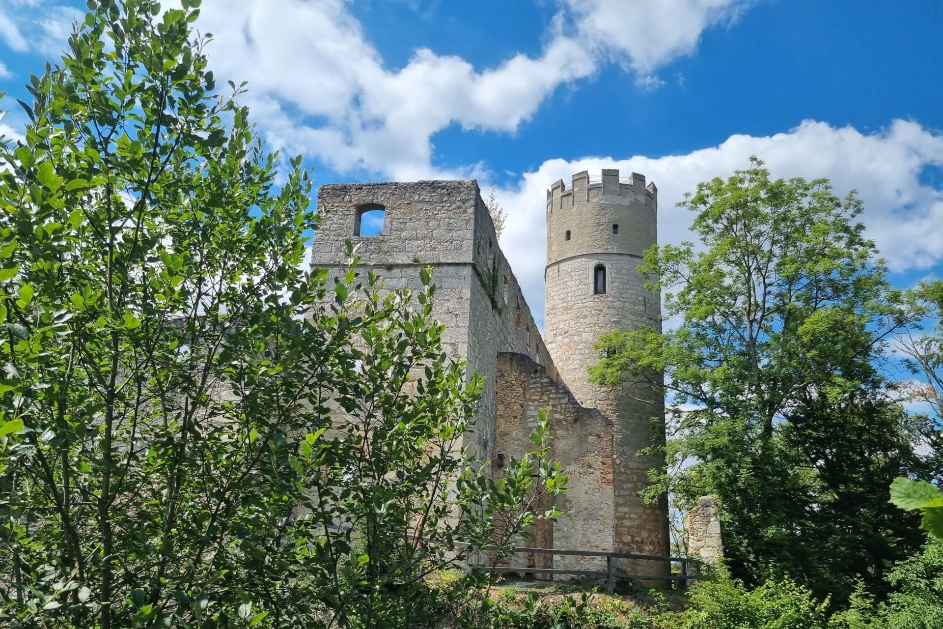Burgruine Randeck mit dem Bergfried und Resten der Gebäudemauern