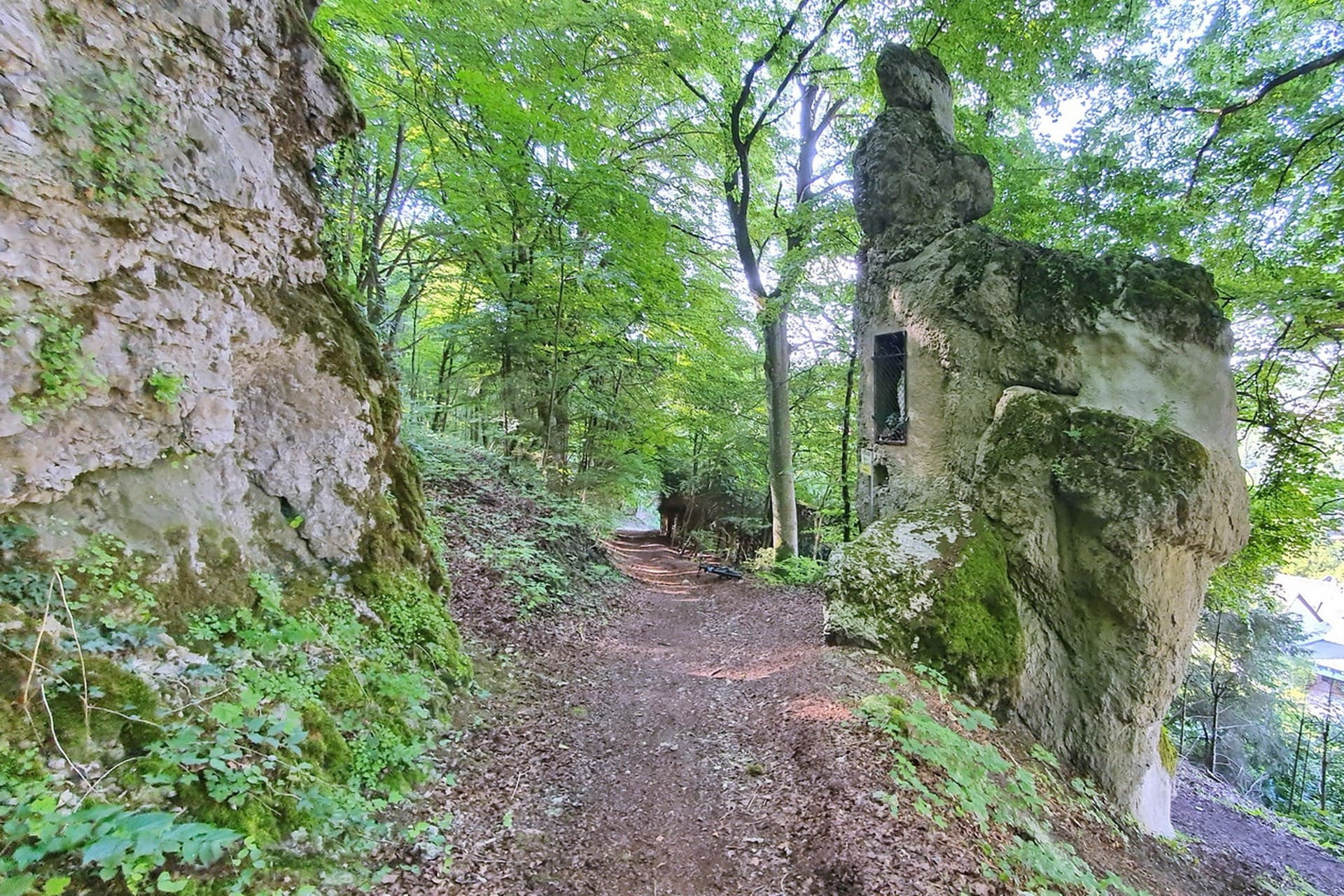 Der Frauenstein in Riedenburg ist ein Fels mit einer Nische. In dieser Nische befindet sich die Figur einer Madonna.