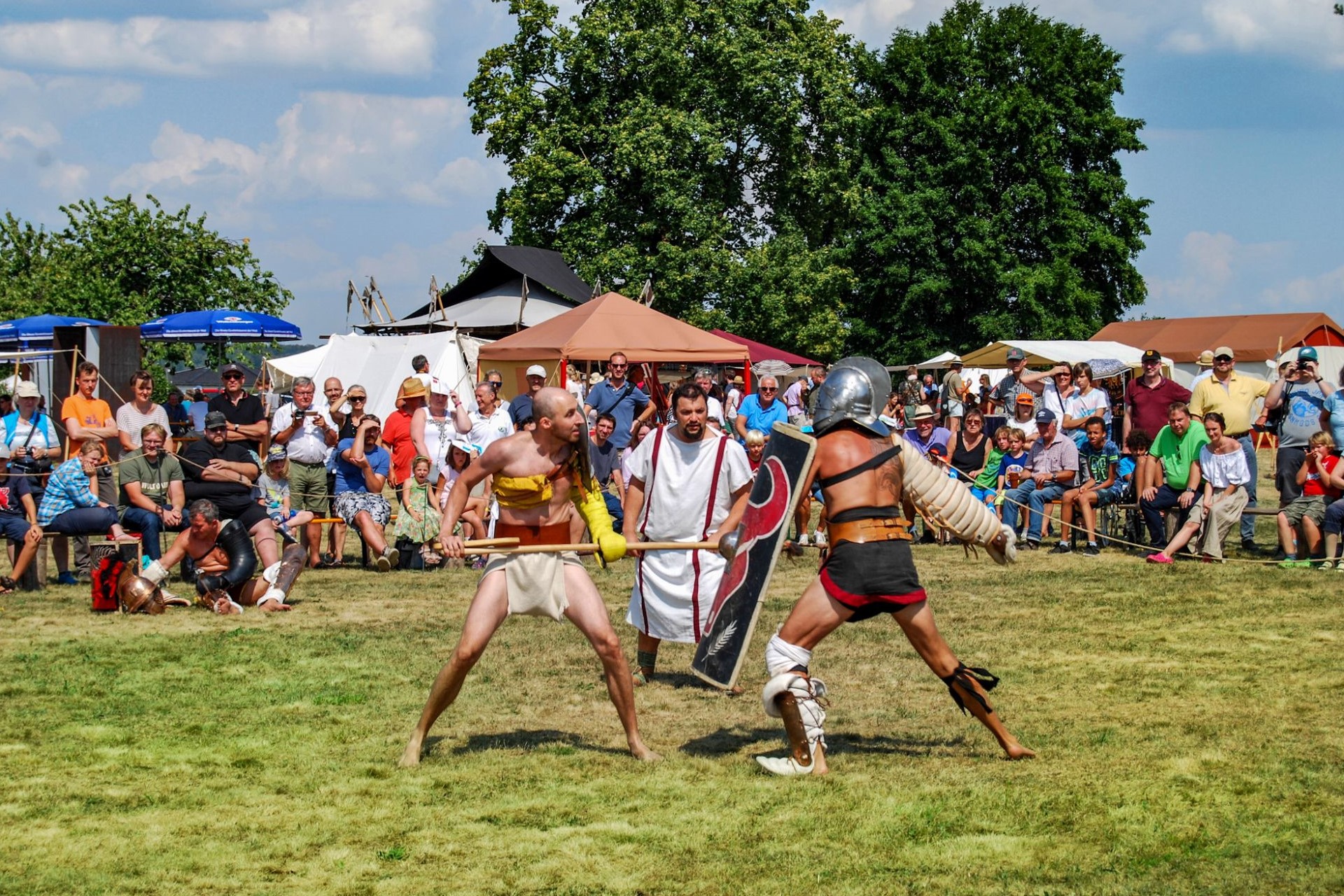 Beim Römerfest Salve Abusina staunen zahlreiche Zuschauer über einen Schaukampf von zwei Gladiatoren.